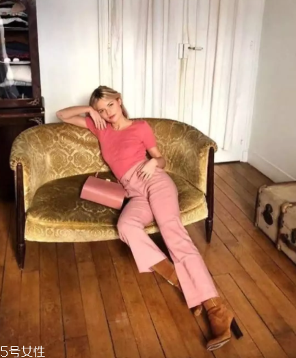 拍照怎么擺姿勢更自然？教你自然慵懶拍照風