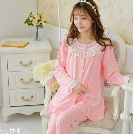 睡衣里面要穿內(nèi)衣嗎？睡衣里面穿不穿內(nèi)衣