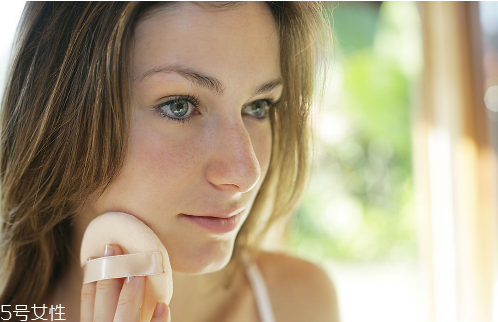 夏天臉上出油怎么辦 夏天控油護膚品推薦