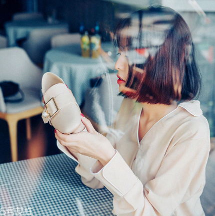 單鞋要買大還是買小？單鞋買大點還是小點好