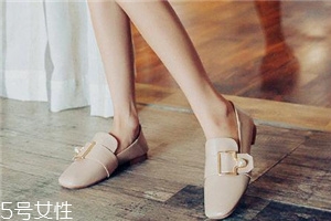 單鞋要買大還是買?。繂涡I大點還是小點好