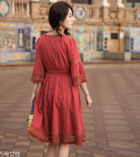 純色連衣裙怎么搭配？純色連衣裙搭配圖片