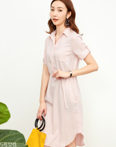 純色連衣裙怎么搭配？純色連衣裙搭配圖片