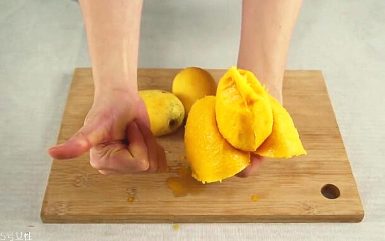 芒果怎么剝快速不廢汁 剝芒果最快方法 芒果怎么剝快速不廢汁 剝芒果最快方法