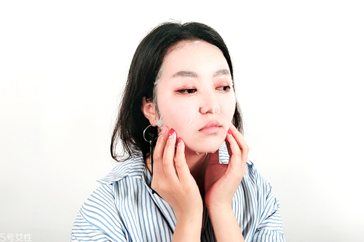 一葉子清顏凈膚碳黑面膜適合油皮嗎？適合夏天嗎？