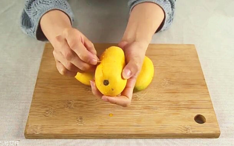 芒果怎么剝快速不廢汁 剝芒果最快方法 芒果怎么剝快速不廢汁 剝芒果最快方法