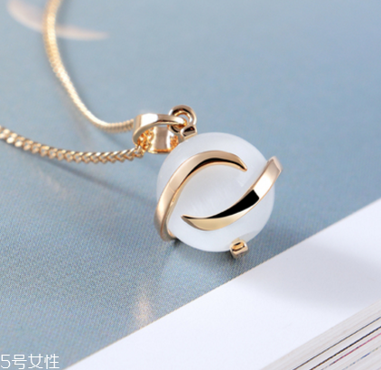 項(xiàng)鏈?zhǔn)屈S金還是鉑金好？項(xiàng)鏈買(mǎi)黃金還是鉑金