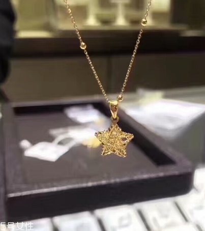 項(xiàng)鏈?zhǔn)屈S金還是k金好？項(xiàng)鏈選黃金還是k金