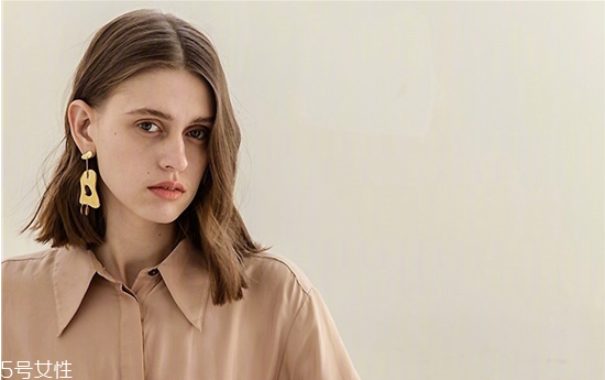 有熒光反應(yīng)的面膜是有熒光劑嗎 如何避開有熒光劑的面膜 有熒光反應(yīng)的面膜是有熒光劑嗎 如何避開有熒光劑的面膜