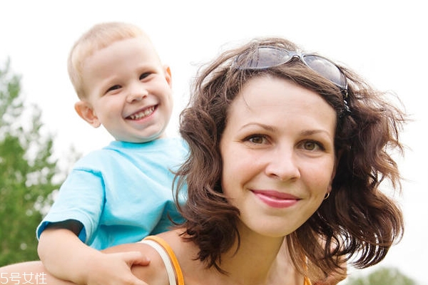 物理防曬霜對寶貝安全嗎 寶寶防曬用哪種防曬好 物理防曬霜對寶貝安全嗎 寶寶防曬用哪種防曬好