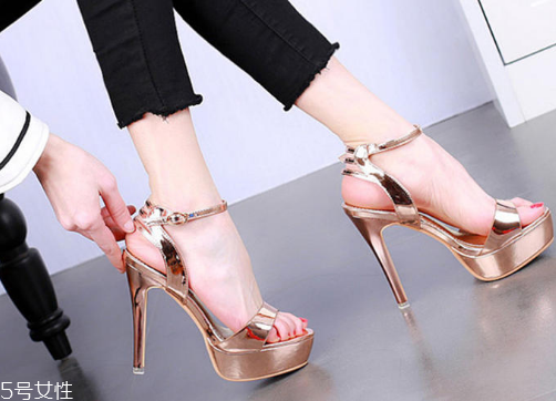 什么顏色涼鞋顯腳白？顯腳白的涼鞋顏色推薦