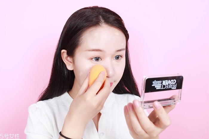 粉底液用什么涂抹最好 不同肌膚如何上底妝 粉底液用什么涂抹最好 不同肌膚如何上底妝