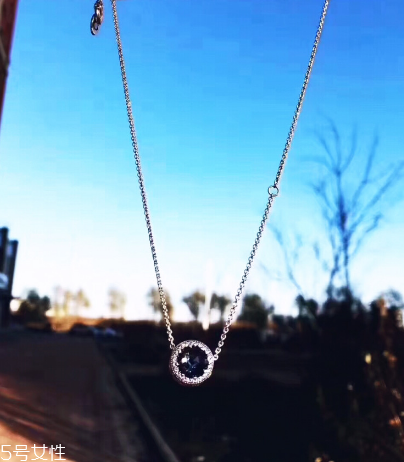 項(xiàng)鏈上掛戒指什么意思？項(xiàng)鏈上面掛戒指的含義