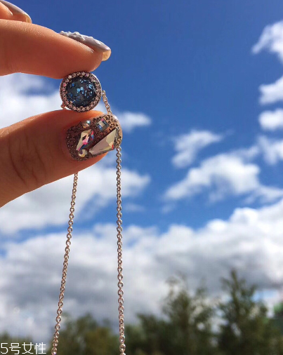 項(xiàng)鏈上刻什么字好？項(xiàng)鏈上一般刻什么字