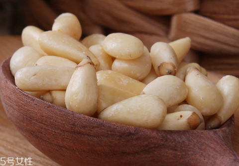 松子仁多少錢一斤 吃松子仁的好處 松子仁多少錢一斤 吃松子仁的好處