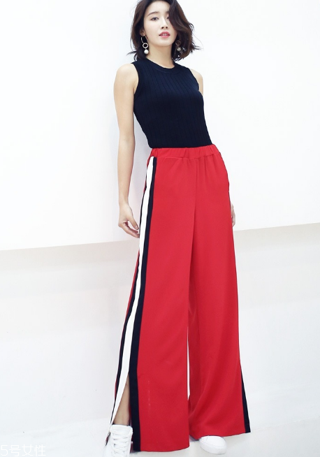 開叉褲子搭配什么上衣？開叉褲子搭配圖片