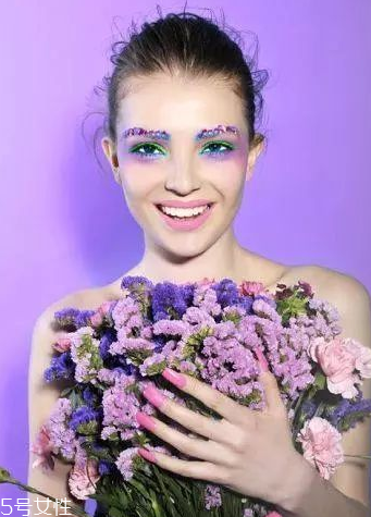 紫色妝容怎么畫(huà) 紫色妝容講解 紫色妝容怎么畫(huà) 紫色妝容講解