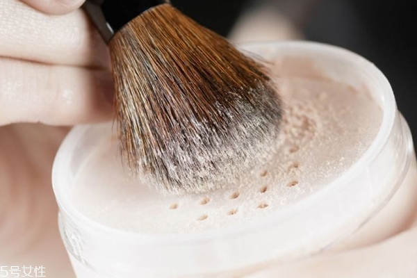遮瑕和散粉哪個(gè)先 遮瑕和散粉正確步驟 遮瑕和散粉哪個(gè)先 遮瑕和散粉正確步驟