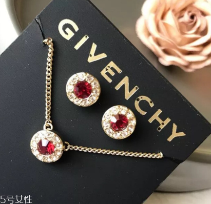 紀(jì)梵希項(xiàng)鏈?zhǔn)鞘裁床馁|(zhì)？紀(jì)梵希項(xiàng)鏈材質(zhì)介紹