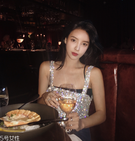 夏天穿什么樣的露肩裝好看？今夏最流行的露肩裝推薦