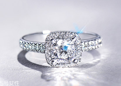 戒指可以戴右手嗎？戒指能戴在右手上嗎