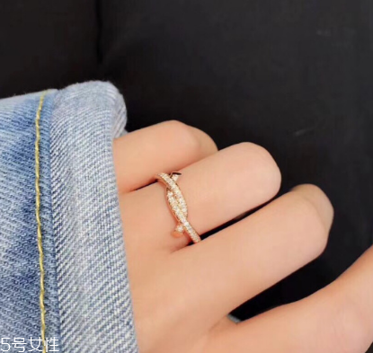 戒指可以戴食指嗎？戒指能不能戴在食指上？