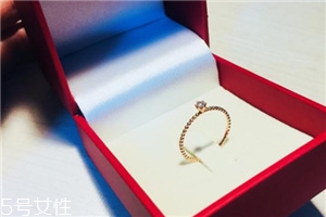 戒指可以戴食指嗎？戒指能不能戴在食指上？