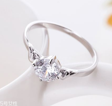 戒指會(huì)越戴越松嗎？戒指會(huì)不會(huì)越戴越大？