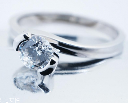 戒指會(huì)越戴越松嗎？戒指會(huì)不會(huì)越戴越大？