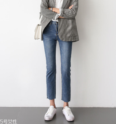 夏天穿什么樣的牛仔褲顯瘦？夏天適合穿什么牛仔褲