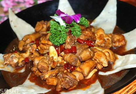 地鍋雞多少錢一份 地鍋雞用公雞還是母雞 地鍋雞多少錢一份 地鍋雞用公雞還是母雞