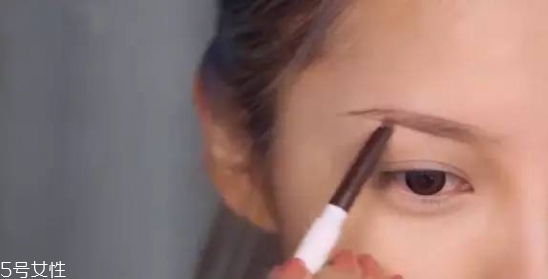 蜜桃色眼影怎么畫好看 蜜桃色眼妝畫法教程 蜜桃色眼影怎么畫好看 蜜桃色眼妝畫法教程