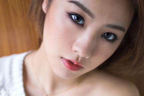 蜜桃色眼影怎么畫好看 蜜桃色眼妝畫法教程 蜜桃色眼影怎么畫好看 蜜桃色眼妝畫法教程