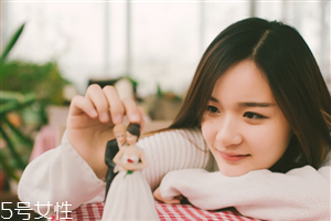 什么顏色口紅適合裸妝 裸妝的正確化妝步驟 什么顏色口紅適合裸妝 裸妝的正確化妝步驟