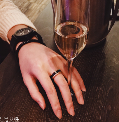 戒指和手鏈戴一只手嗎？戒指和手鏈能戴一邊嗎