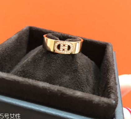 戒指為什么要戴在無名指上？戒指戴在無名指的含義