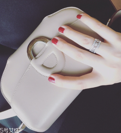 戒指為什么要戴在無名指上？戒指戴在無名指的含義