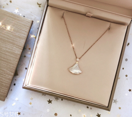 寶格麗扇子項(xiàng)鏈?zhǔn)鞘裁床馁|(zhì)？寶格麗小扇子項(xiàng)鏈材質(zhì)