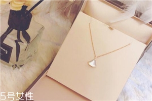 寶格麗扇子項(xiàng)鏈?zhǔn)鞘裁床馁|(zhì)？寶格麗小扇子項(xiàng)鏈材質(zhì)