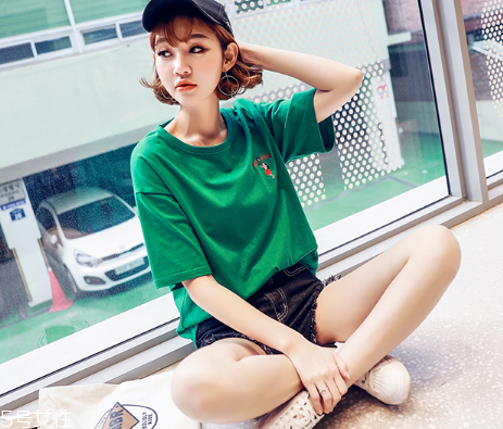 皮膚黃穿什么顏色顯白？適合黃皮女生的衣服顏色