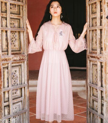 網(wǎng)紗連衣裙怎么搭配？網(wǎng)紗連衣裙搭配圖片