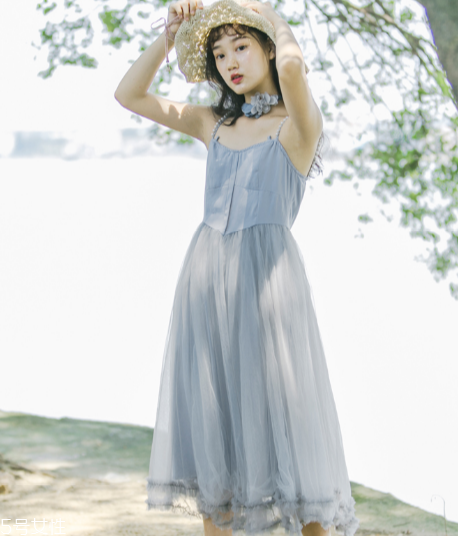 網(wǎng)紗連衣裙怎么搭配？網(wǎng)紗連衣裙搭配圖片