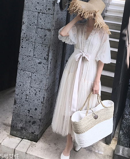 網(wǎng)紗連衣裙怎么搭配？網(wǎng)紗連衣裙搭配圖片