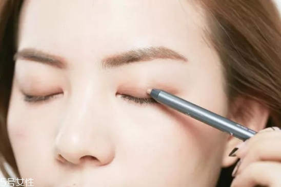 什么顏色口紅適合裸妝 裸妝的正確化妝步驟 什么顏色口紅適合裸妝 裸妝的正確化妝步驟