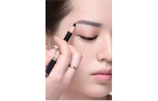 什么顏色口紅適合裸妝 裸妝的正確化妝步驟 什么顏色口紅適合裸妝 裸妝的正確化妝步驟