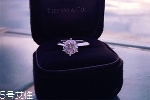 戒指上刻什么字好？戒指上一般刻什么字