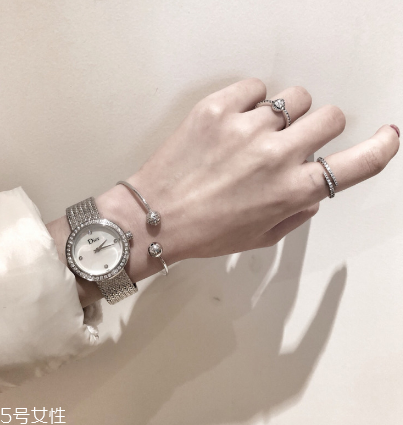 戒指戴中指是什么意思？戒指戴中指代表什么含義