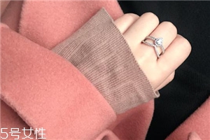 戒指戴小指是什么意思？戒指戴小指代表什么含義