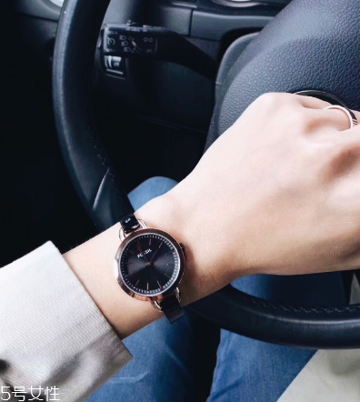 fossil手表怎么調(diào)日期？fossil手表調(diào)時間方法