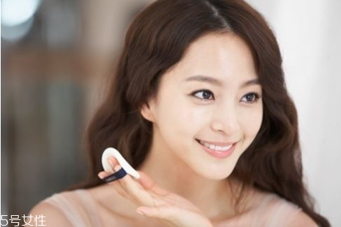 臉上痘痘怎么消除 臉上各部位長(zhǎng)痘的原因和調(diào)理方法 臉上痘痘怎么消除 臉上各部位長(zhǎng)痘的原因和調(diào)理方法